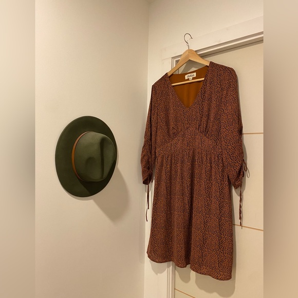 Gorgeous dress! Pair with brown boots. Size large - Picture 2 of 7